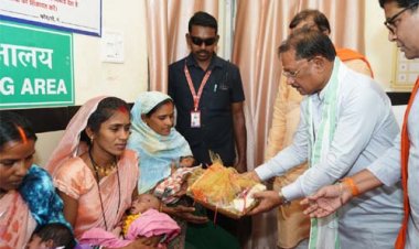 मुख्यमंत्री विष्णु देव साय ने धात्री महिलाओं को वितरित की बेबी किट