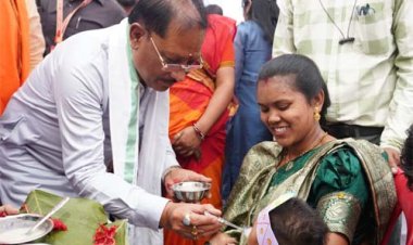 मुख्यमंत्री विष्णु देव साय ने हितग्राहियों को वितरित किए आयुष्मान कार्ड