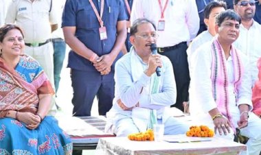 मुख्यमंत्री विष्णु देव साय ने बरगद के पेड़ के नीचे लगाई चौपाल, सुनी ग्रामीणों की समस्याएं