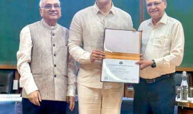 आईआईएम अहमदाबाद के डायरेक्टर भारत भास्कर को आकाश ने दिया मप्र आने का न्योता