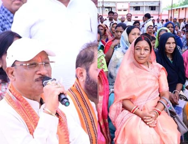 सरगुजा जिले के ग्राम सिलमा में अचानक उतरा मुख्यमंत्री साय का हेलीकॉप्टर