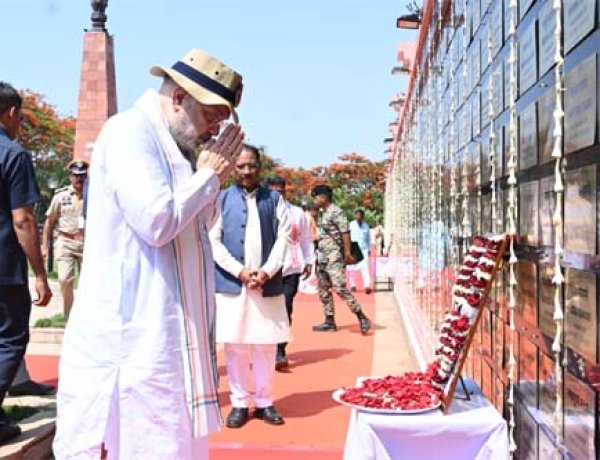 केंद्रीय गृहमंत्री अमित शाह ने अमर वाटिका में शहीदों को दी श्रद्धांजलि, परिजनों से की आत्मीय मुलाकात