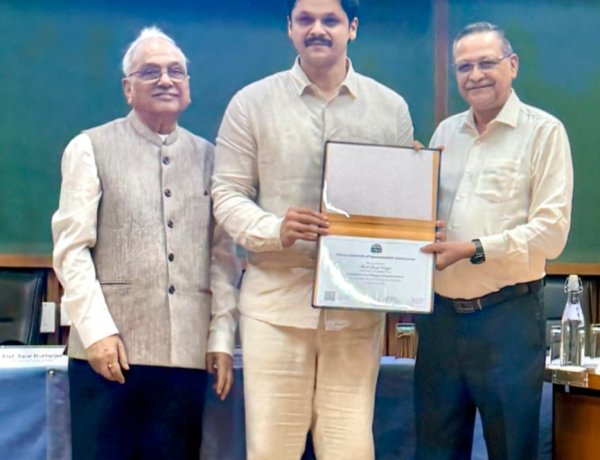 आईआईएम अहमदाबाद के डायरेक्टर भारत भास्कर को आकाश ने दिया मप्र आने का न्योता