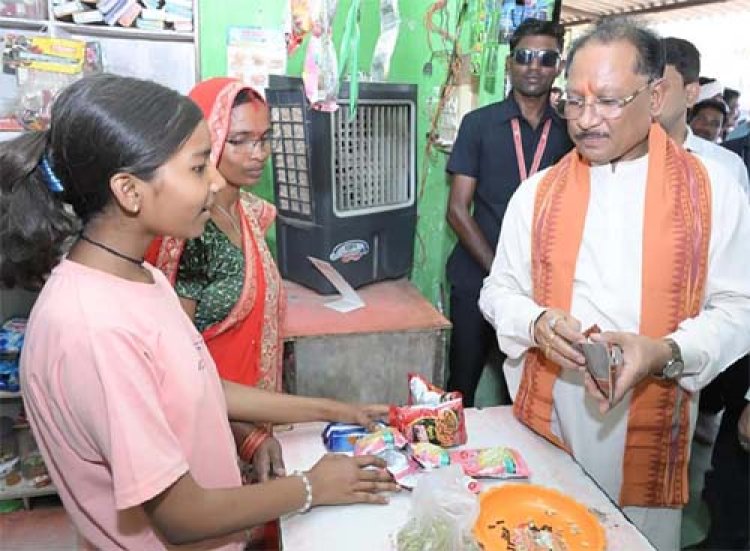 सुशासन तिहारः मुख्यमंत्री साय पहुंचे ‘लखपति दीदी’ सुमिला की किराना दुकान: लौंग-इलायची से हुआ आत्मीय स्वागत