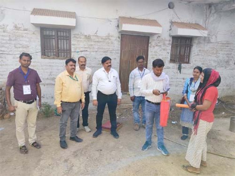 जनगणना 2027 : महासमुंद जिले में मकान सूचीकरण एवं भवन गणना कार्य प्रगति पर घर घर पहुंच रहे हैं प्रगणक