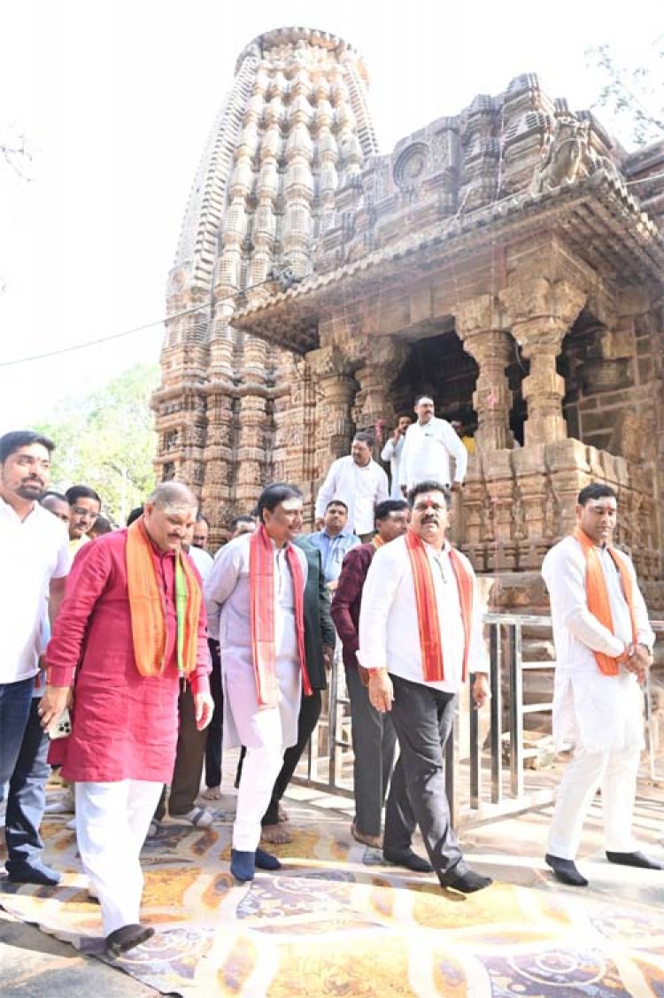 उप मुख्यमंत्री विजय शर्मा, वन मंत्री केदार कश्यप एवं सांसद संतोष पाण्डेय ने भोरमदेव मंदिर में की पूजा-अर्चना