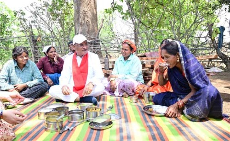 निर्माणाधीन पंचायत भवन के निरीक्षण के दौरान मुख्यमंत्री को श्रमिकों ने दिया भोजन का न्यौता : साथ बैठकर खाया बोरे बासी और आमा चटनी