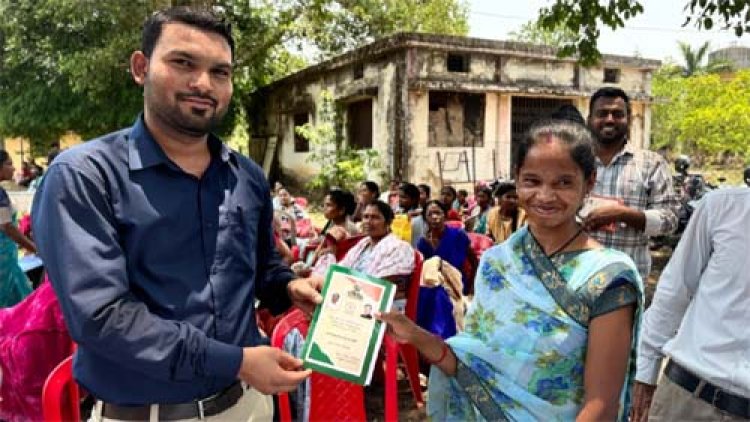 सुशासन तिहार में मिला नवीनीकृत राशन कार्ड, सीता वेक के चेहरे पर लौटी मुस्कान