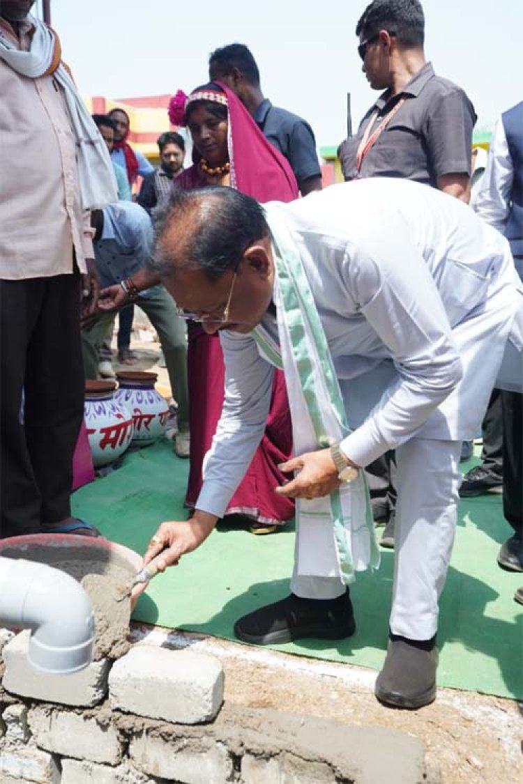 मुख्यमंत्री विष्णु देव साय ने प्रधानमंत्री आवास हितग्राही के गृह प्रवेश में की सहभागिता