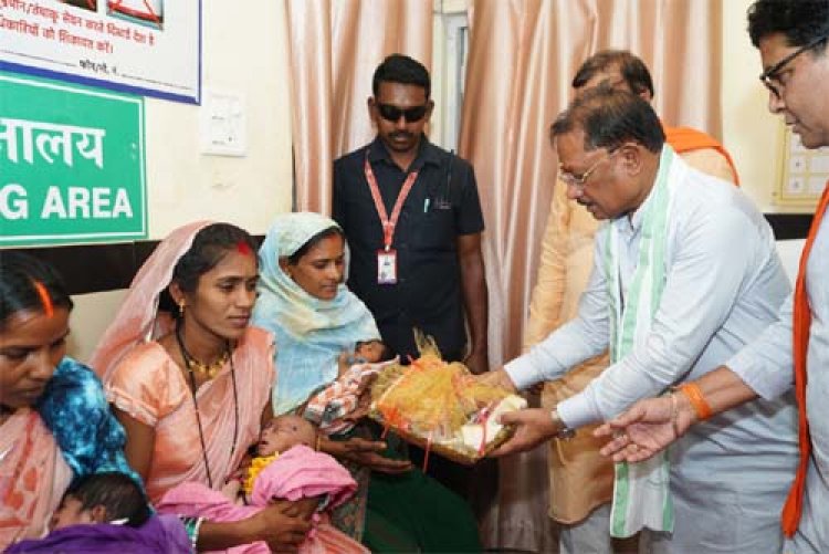 मुख्यमंत्री विष्णु देव साय ने धात्री महिलाओं को वितरित की बेबी किट