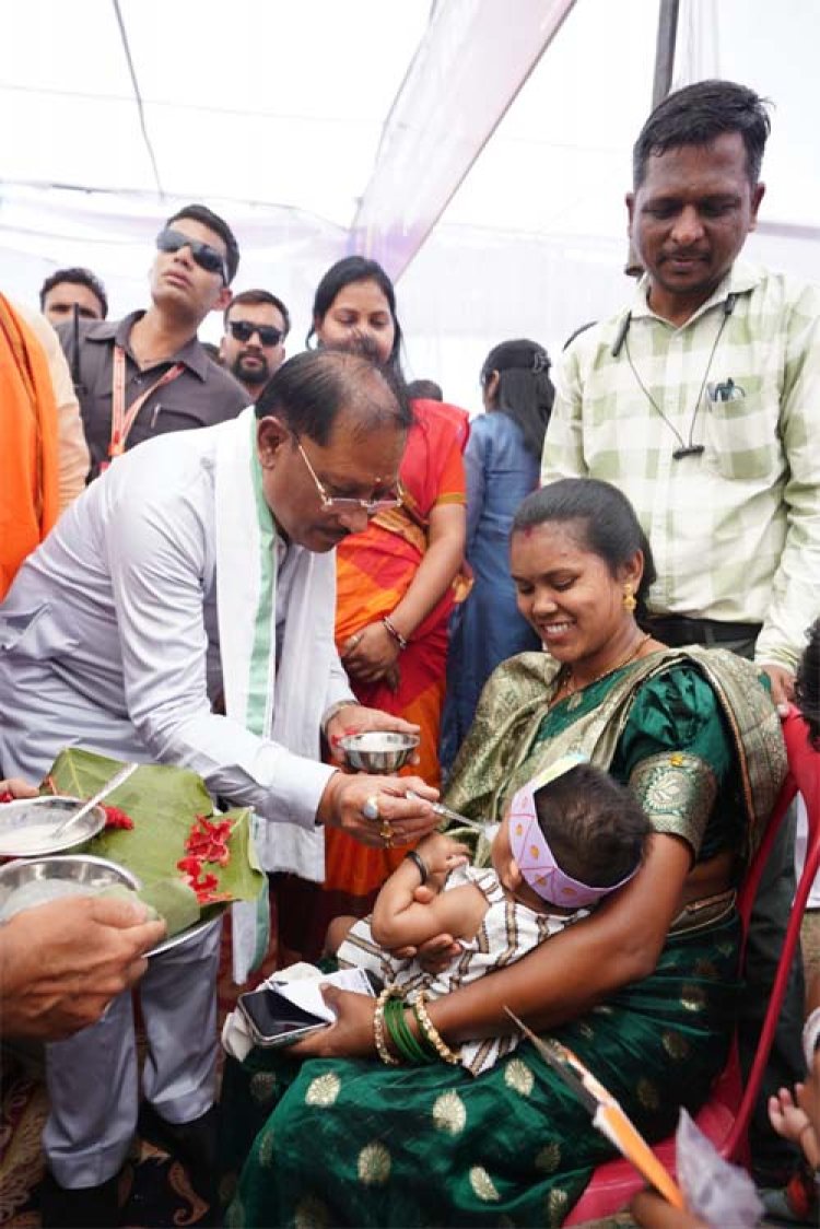मुख्यमंत्री विष्णु देव साय ने हितग्राहियों को वितरित किए आयुष्मान कार्ड