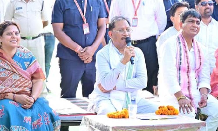 मुख्यमंत्री विष्णु देव साय ने बरगद के पेड़ के नीचे लगाई चौपाल, सुनी ग्रामीणों की समस्याएं