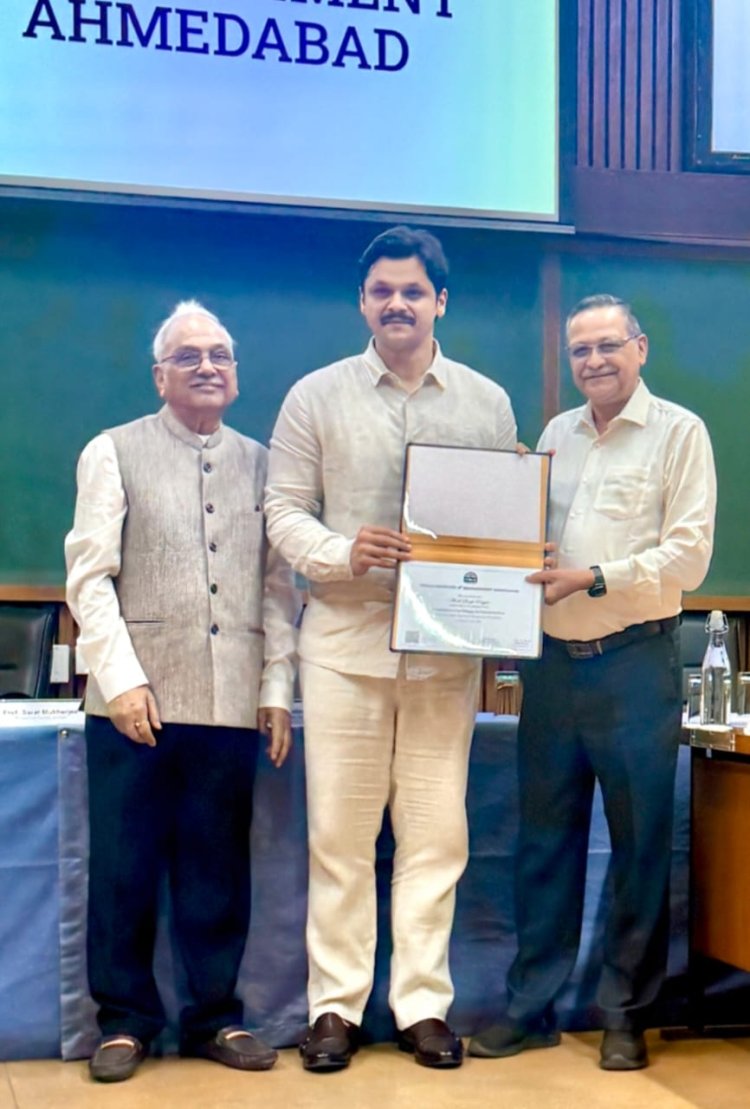 आईआईएम अहमदाबाद के डायरेक्टर भारत भास्कर को आकाश ने दिया मप्र आने का न्योता