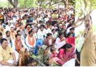 आम की छांव में मुख्यमंत्री की चौपाल : खाट पर बैठे, ग्रामीणों की सुनी बात, मौके पर दिए समाधान
