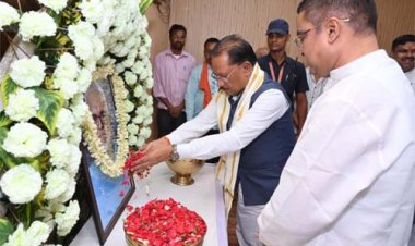  मुख्यमंत्री विष्णुदेव साय ने स्वर्गीय दिनेश सेन को दी श्रद्धांजलि : शोक संतप्त परिवार से की मुलाकात
