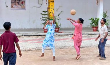बंदूक छोड़ थामा वॉलीबॉल सुकमा के पुनर्वास केंद्र में गूंजा भारत माता की जय का नारा