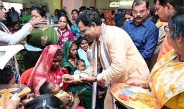 हितग्राहियों को बांटे गए आयुष्मान कार्ड व प्रमाण पत्र; कलेक्टर ने दिलाई बाल विवाह मुक्त जिला बनाने की शपथ