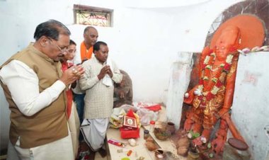 मुख्यमंत्री विष्णुदेव साय ने ऐतिहासिक चतुर्भुज विष्णु मंदिर में की पूजा-अर्चना, प्रदेश की सुख-समृद्धि की कामना