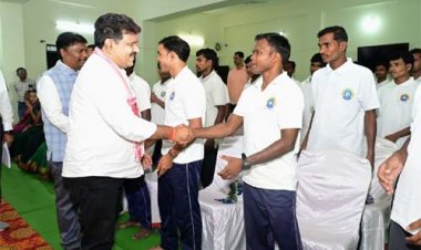 पुनर्वासित युवाओं से मिले उप मुख्यमंत्री विजय शर्मा और वन मंत्री केदार कश्यप  
