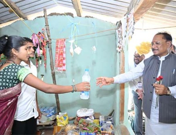 जब मुख्यमंत्री रुके एक छोटी-सी किराना दुकान पर... और सामने थी बदलाव की बड़ी कहानी