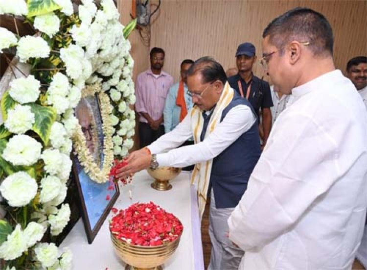  मुख्यमंत्री विष्णुदेव साय ने स्वर्गीय दिनेश सेन को दी श्रद्धांजलि : शोक संतप्त परिवार से की मुलाकात