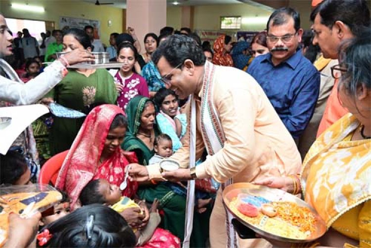हितग्राहियों को बांटे गए आयुष्मान कार्ड व प्रमाण पत्र; कलेक्टर ने दिलाई बाल विवाह मुक्त जिला बनाने की शपथ