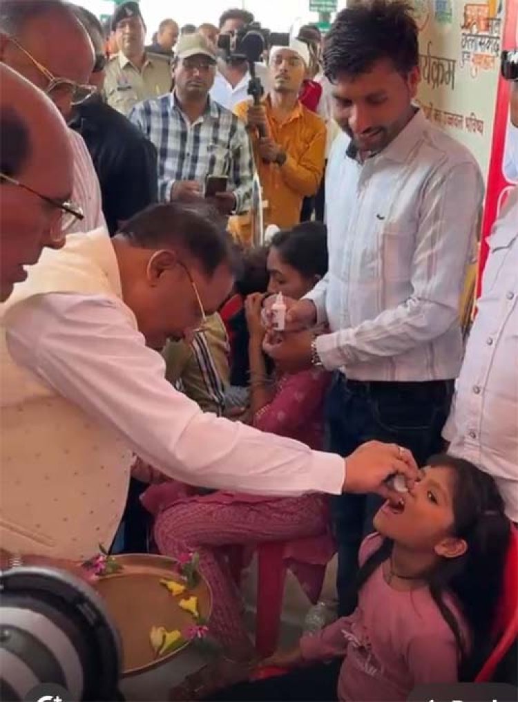 चंद्रनाहू कुर्मी-क्षत्रिय समाज के केंद्रीय अधिवेशन में मुख्यमंत्री ने बच्चों को कराया स्वर्णप्राशन