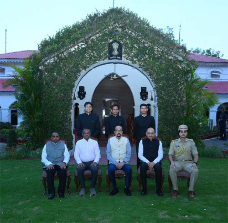 राज्यपाल से परिवीक्षाधीन आईएएस अधिकारियों ने की सौजन्य भेंट