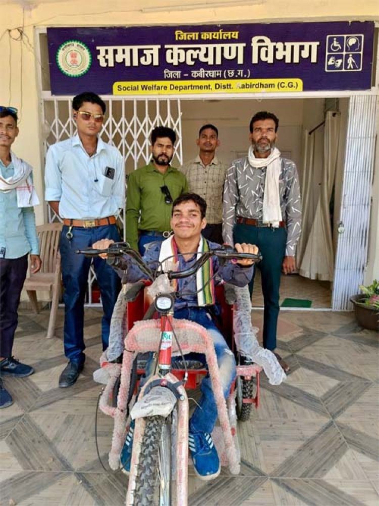 दिव्यांग मनुराज को मिला संबल, मोटराइज्ड ट्राईसाइकिल से अब शिक्षा की राह होगी आसान