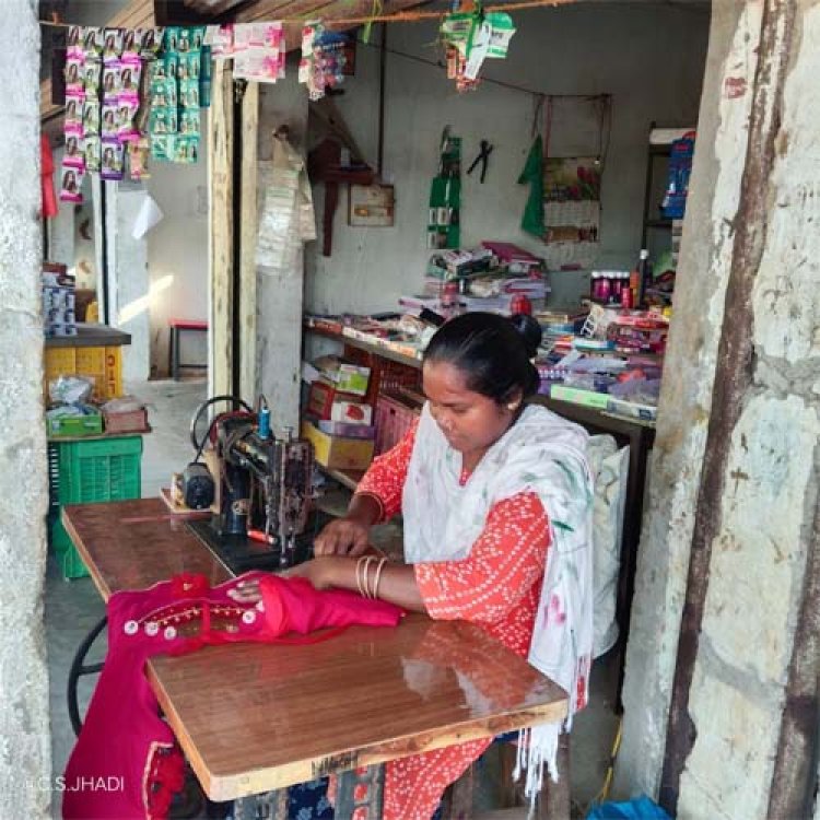 सिलाई कौशल ने बदली किशोरी लकड़ा की तकदीर, बनीं आत्मनिर्भरता की नई मिसाल