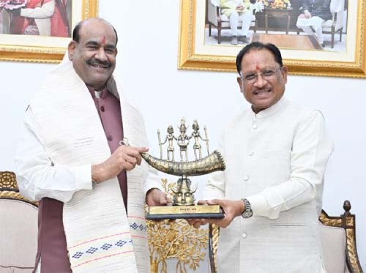 लोकसभा अध्यक्ष ओम बिरला ने मुख्यमंत्री विष्णु देव साय से की सौजन्य भेंट