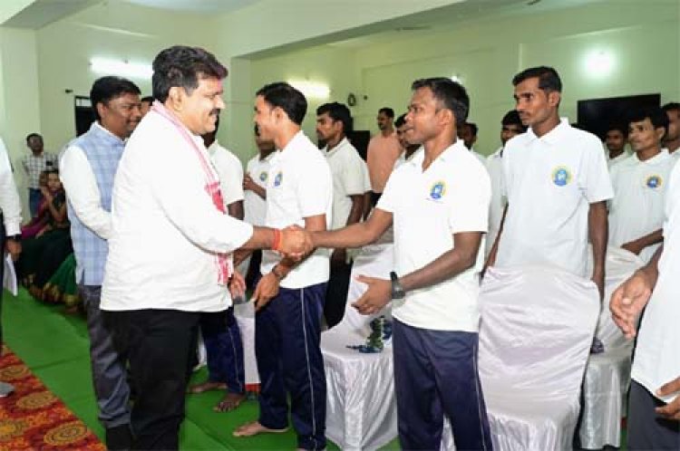 पुनर्वासित युवाओं से मिले उप मुख्यमंत्री विजय शर्मा और वन मंत्री केदार कश्यप  
