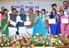 मुख्यमंत्री विष्णुदेव साय ने जशपुर के वन धन विकास केंद्र पंचक्की की महिला स्व-सहायता समूह को किया सम्मानित