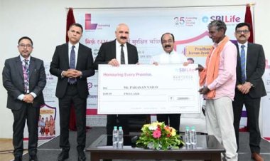 उप मुख्यमंत्री अरुण साव ने प्रधानमंत्री जीवन ज्योति बीमा योजना के पोस्टर का किया विमोचन