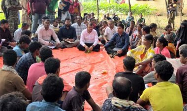 दो नदियां पार कर ग्रामीणों के बीच पहुंचे कलेक्टर