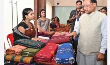 करघे से कमाई तक: धमतरी के ग्राम नारी की बुनकर महिलाओं ने लिखी आत्मनिर्भरता की नई इबारत