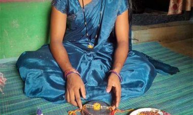 कृषि, पशुपालन और उद्यम से जुड़ी धरमजयगढ़ की महिलाएं अब स्थानीय बीजों और अनाजों से बना रहीं राखियां