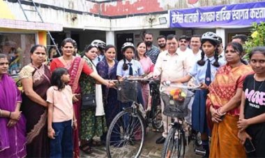 शाला प्रवेशोत्सव में उद्योग मंत्री लखनलाल देवांगन ने किया विद्यार्थियों का आत्मीय स्वागत