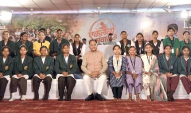 मुख्यमंत्री विष्णु देव साय ने एकलव्य के विद्यार्थियों का बढ़ाया उत्साह