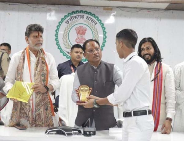 मुख्यमंत्री विष्णुदेव साय ने मेधावी विद्यार्थियों का किया सम्मान
