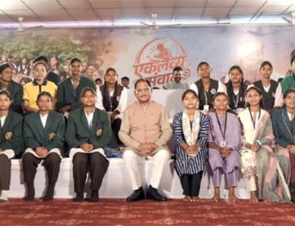 मुख्यमंत्री विष्णु देव साय ने एकलव्य के विद्यार्थियों का बढ़ाया उत्साह