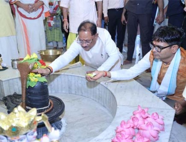 मुख्यमंत्री विष्णु देव साय ने कैलाशपति धाम में किया जलाभिषेक: भगवान मनकामेश्वर महादेव से प्रदेश की सुख-समृद्धि एवं खुशहाली की कामना