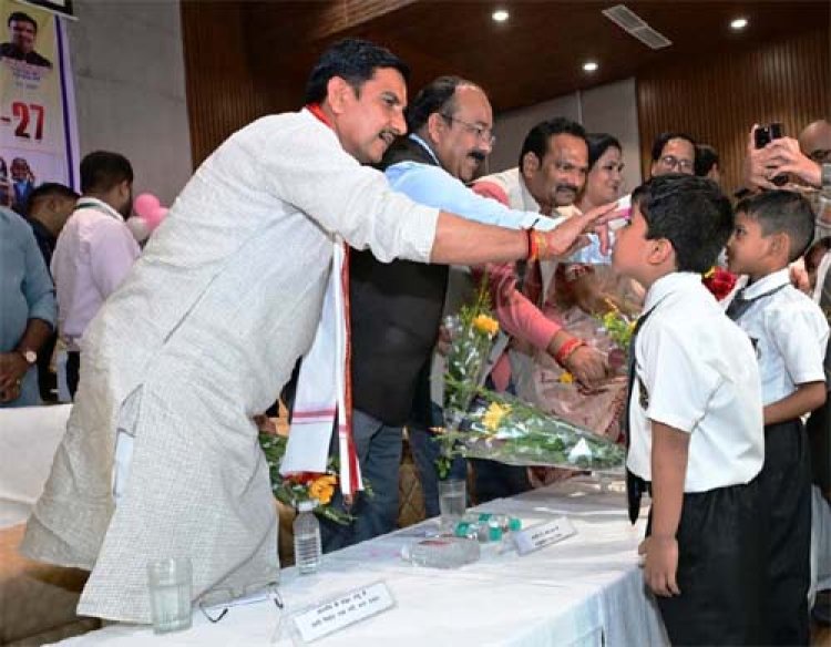 केंद्रीय राज्य मंत्री तोखन साहू और उप मुख्यमंत्री अरुण साव ने नवप्रवेशी बच्चों का तिलक लगाकर किया आत्मीय स्वागत, न्योता भोज में साथ में किया भोजन