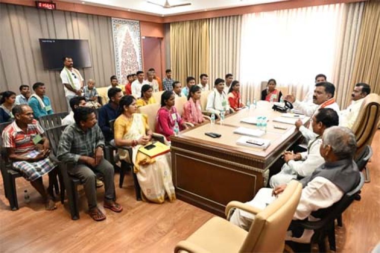 उप मुख्यमंत्री विजय शर्मा ने नक्सल प्रकरणों की वापसी को लेकर बस्तर के युवाओं से की मुलाकात