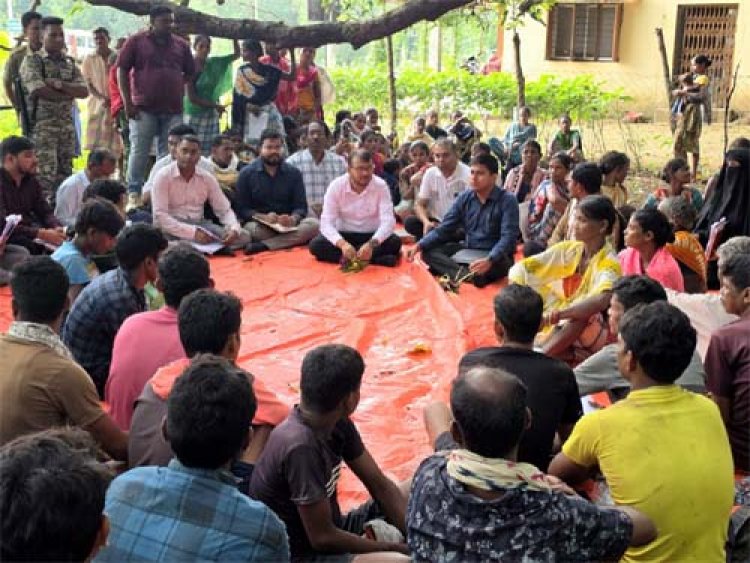 दो नदियां पार कर ग्रामीणों के बीच पहुंचे कलेक्टर