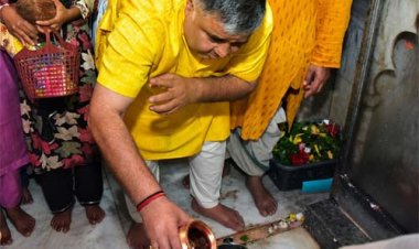 श्रावण के प्रथम सोमवार पर कैबिनेट मंत्री राजेश अग्रवाल ने लखनपुर शिव मंदिर में विधि-विधान से किया जलाभिषेक