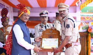 मुख्यमंत्री हर्षोल्लास विष्णु देव साय के करकमलों से उत्कृष्ट सेवा के लिए सम्मानित हुए पुलिस एवं नगर सेना के अधिकारी-कर्मचारी