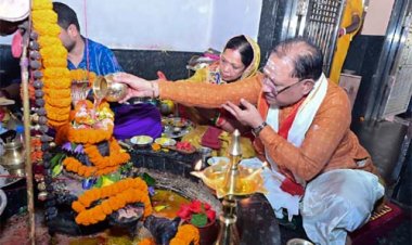 मुख्यमंत्री विष्णुदेव साय ने सावन सोमवार और नागपंचमी पर फलेश्वरनाथ महादेव की पूजा-अर्चना की