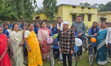 सरस्वती साइकिल योजना अंतर्गत मोहलई में 42 छात्राओं को मिली साइकिल