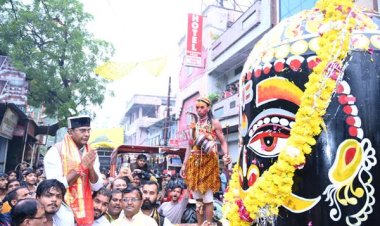 ‘हर हर महादेव’ के जयघोष से गूंजा नरेला, मंत्री विश्वास सारंग की अगुवाई में निकली बाबा महाकाल की भव्य शाही सवारी